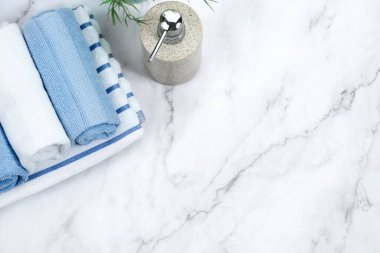 Havlular ve sabun makinesi tuvalet masasının üstünde boş bir arkaplan. El yıkama malzemeleri..