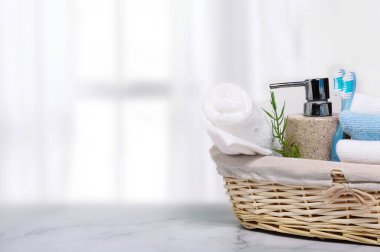 Sabah hijyeni. Diş fırçaları, havlular ve sabun banyodaki sepetin üstünde. Boş uzay masası malzemelerini yıka..