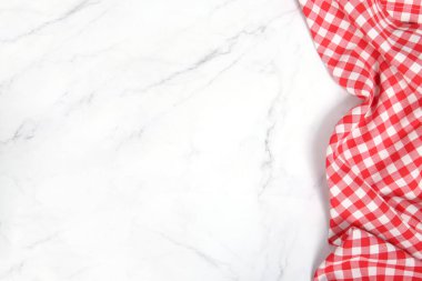 Beyaz masa üzerindeki kırmızı piknik havlusu boş alan. Mutfak bezi bez bez bez bez bez reklam tasarımı ekranı serer..