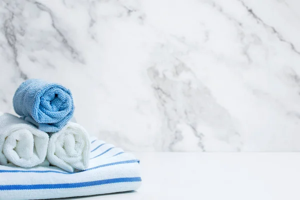 Asciugamani Arrotolati Sfondo Bianco Tavolo Spazio Vuoto Pila Asciugamani Blu — Foto Stock