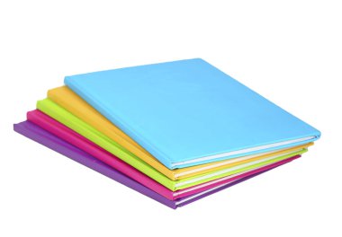 Beyazlara izole edilmiş renkli kitapların yığını. Eğitim amacı. Okula geri dönmek. Ders kitapları..