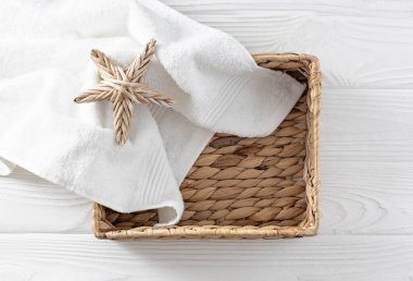 Hasır sepet, boş konteynır üst görünümü, beyaz havluyla dekore edilmiş vücut bakımı kozmetikleri için vitrin. Cilt bakım spa tasarımı. Banyo ürünleri tanıtımı. Hiç kimse. İtiraz ediyorum..