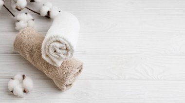 Yuvarlanmış Terry havluları boş alan arkaplanı, spa ve hijyen arka planı, banyo malzemeleri. Rahatlama..