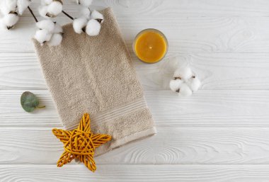 Bej havlu üst görünümü, banyo ürünleri sergisi. Spa ve rahatlama arkaplanı, arkaplan..