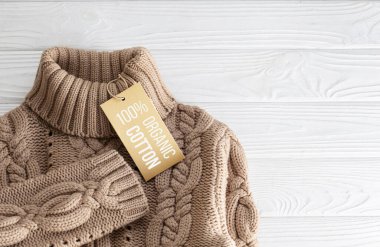 Boş beyaz arka planda% 100 organik pamuklu süveter. Doğal kompozisyon kazağı, ekolojik kavram..