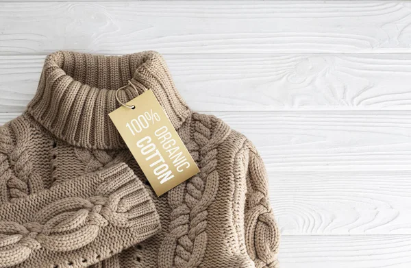 Boş beyaz arka planda% 100 organik pamuklu süveter. Doğal kompozisyon kazağı, ekolojik kavram..