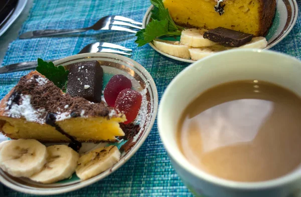 Sebagian Pai Dengan Permen Yang Dihias Dengan Mint Toffee Pisang — Stok Foto