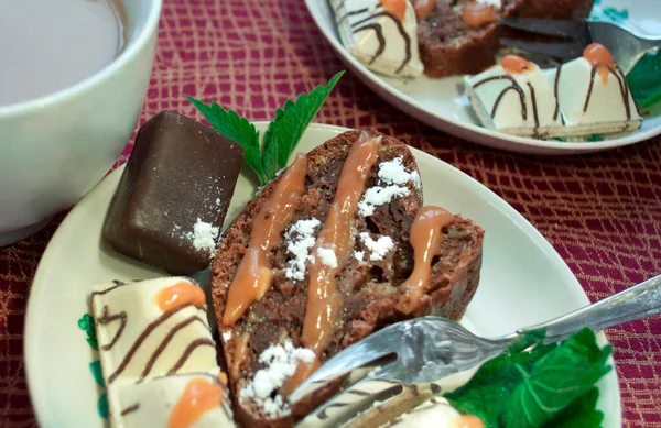Порция Шоколадного Торта Леденцами Украшенными Мятой Ирисками Карамелью Сахарной Пудрой — стоковое фото