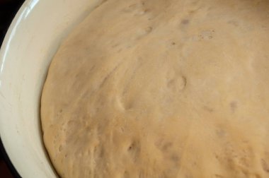 Köftelerde maya hamuru, büyük bir kasede hamur tasviri, hamur iyi yükseldi.. 