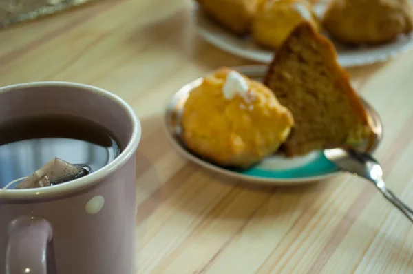 Bagian Dari Pie Eclairs Dengan Secangkir Teh Diseduh Dari Kantong — Stok Foto