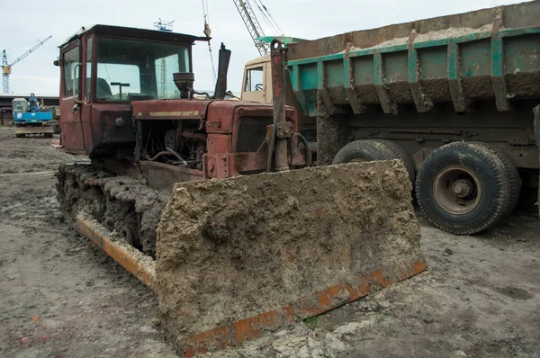 Dirty Escavação Bulldozer Transforma Argila Para Tijolos Uma Pequena Fábrica — Fotografia de Stock