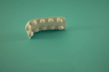 Beyaz haplar, vitaminler, tablet, mavi arka planda ilaç.