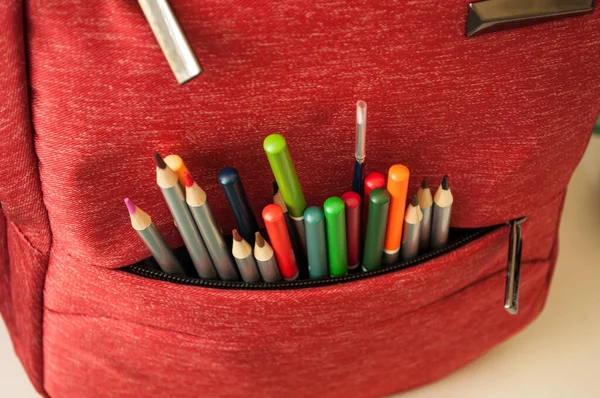 Renkli kalemler, okul çantasından fırça izi. Okul için hazırlanılıyor.