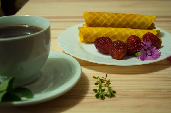 蜡管子 草莓和一杯咖啡 用康乃馨花装饰的轻质木制背景上的构图 — 图库照片