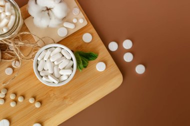 Kahverengi arka planda insan sağlığı ve dokunulmazlığını desteklemek için gıda ve spor takviyeleri.