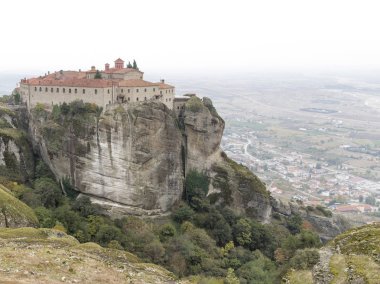 güzel ve şaşırtıcı manastırda Meteora ve sis dağlarda, Yunanistan