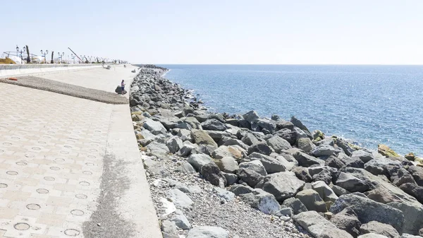 Terraplén Del Mar Negro Sochi Muchas Piedras Grandes Personas Distancia — Foto de Stock