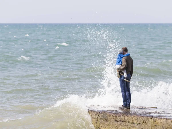 Unrecognizable Father Little Son Stand Sea Look Splashes Waves Crashing — Stock Photo, Image