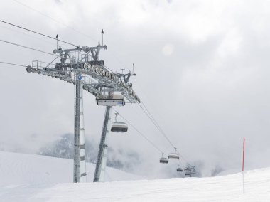 Tanınmayan kayakçı bir teleferik, Sochi, Rusya'nın yüksek dağlarda kar sürmek