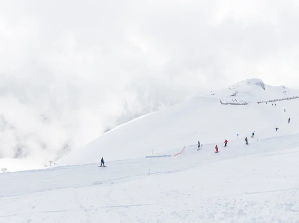 Skieurs Méconnaissables Rouler Sur Une Piste Ski Neige Les Nuages — Photo