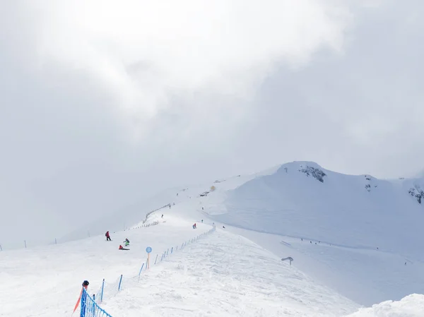 Oigenkännlig Skidåkare Rida Skidbacke Snö Och Höga Berg Sochi Ryssland — Stockfoto