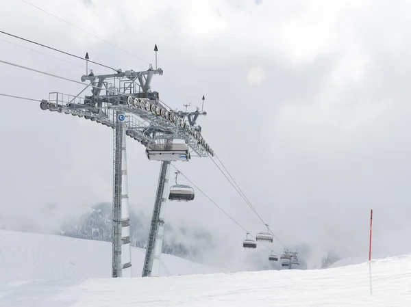 Passeios Esquiador Irreconhecíveis Elevador Esqui Neve Nas Altas Montanhas Sochi — Fotografia de Stock