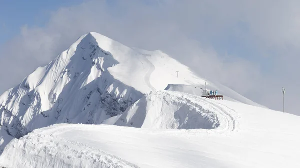 Höga Snöklädda Berg Och Moln Cling Till Toppen Bergen Sochi — Stockfoto