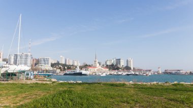 Sochi - 7 Nisan 2017: Mimari ve kentin liman ve deniz İstasyonu 7 Nisan 2017, Soçi, Russi binanın görünümünü