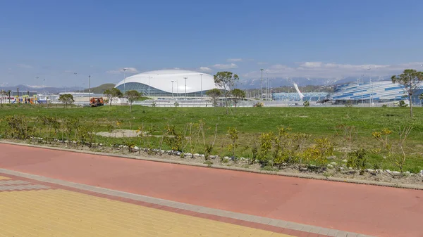2017年3月4日 奥林匹克公园内新的现代体育场在天气晴朗和自行车路径 2017年3月4日 俄罗斯 — 图库照片