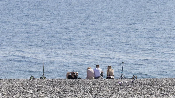 Sochi April 2017 Two Young Girls Two Young Men Rest — Stock Photo, Image