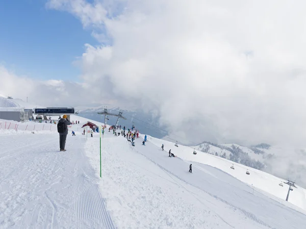 2017年3月29日 快乐的人和游客滑雪和滑雪和许多白雪在高山 2017年3月29日 俄罗斯 — 图库照片