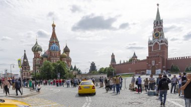 Moskova - 14 Haziran 2018: Mutlu insanlar ve turistler yürüme güzel Aziz Basil Katedrali Dünya Kupası ve Kremlin işçinin Kulesi günlerinde bir saatiyle 14 Haziran 2018, Moskova, Rusya Federasyonu
