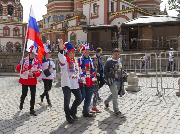 Moskova - 14 Haziran 2018: Rusya futbol taraftarları Dünya Kupası üzerinde 14 Haziran 2018, Moskova, Rusya gün Moskova'da Rus bayrağı ile