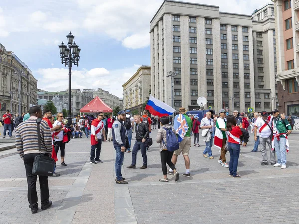 Moskova - 14 Haziran 2018: Mutlu futbol taraftarları Moskova'da Dünya Kupası'nda fotoğraflandı ve dinlenme 14 Haziran 2018, Moskova, Rusya Rus