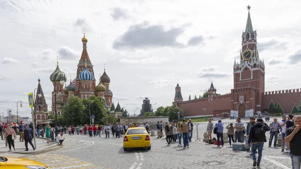 Moscow June 2018 Happy People Tourists Walking Beautiful Basil Cathedral — Stock Photo, Image