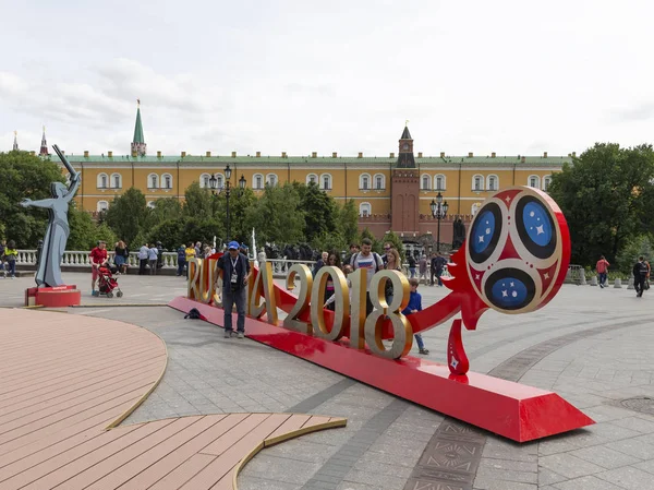 Moskova - 14 Haziran 2018: futbol taraftarları Dünya Kupası sırasında Moskova'da Manezhnaya meydanında sembolü ile - bir futbol topu 14 Haziran 2018 fotoğraflandı, Moskova, Russi