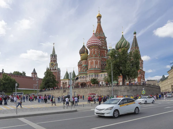 Moskova - 14 Haziran 2018: pek çok mutlu kişi ve turistler Aziz Basil Katedrali Dünya Kupası ve Kremlin işçinin Kulesi sırasında 14 Haziran 2018, Moskova, Rusya yürüyor