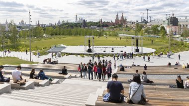 Moskova - 14 Haziran 2018: İnsanlar yürüyüş modern güzel park Zaryadye ve güzel bir görünüm açık hava sahne, şehir ve Kremlin, dikey olarak Haziran 2018, Moskova, Rusya Federasyonu