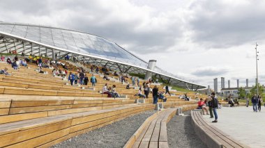 Moskova - 14 Haziran 2018: Şarj parkta insanlar yürümek ve banklar konser salonunun altında açık havada, şehir ve Kremlin, dikey olarak Haziran 2018, Moskova, Rusya Federasyonu