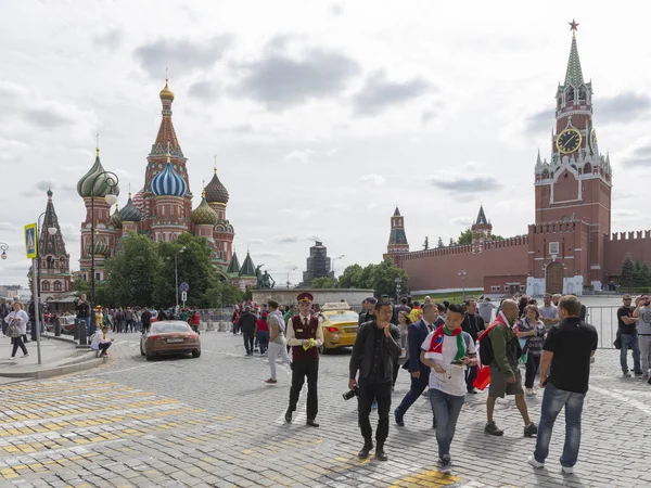 Moscou Junho 2018 Muitas Pessoas Felizes Turistas Estão Andando Redor — Fotografia de Stock