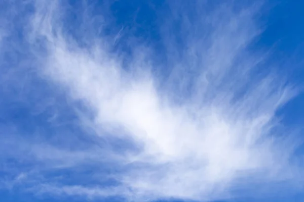 Hermosas Nubes Blancas Horizontales Cirrus Cielo Azul —  Fotos de Stock