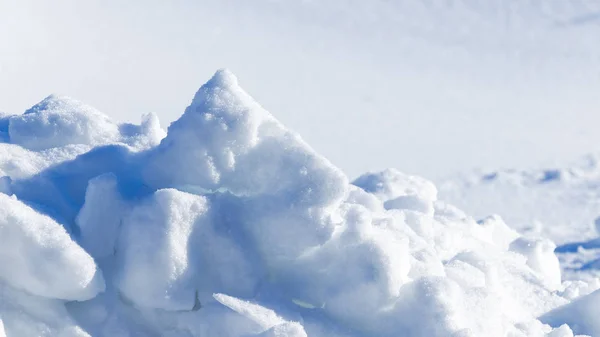 冬天的白雪覆盖着美丽的白色蓝色脆弱的冰 阳光普照 — 图库照片