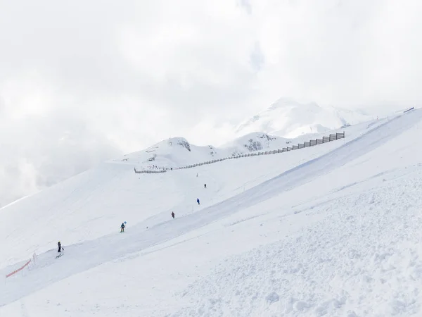 Onherkenbaar Skiërs Rijden Een Skipiste Sneeuw Wolken Bergen Rusland Rusland — Stockfoto