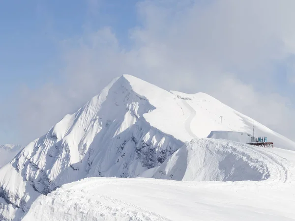 Hoge Pieken Veel Witte Sneeuw Bergen Wolken Vastklampen Aan Piek — Stockfoto