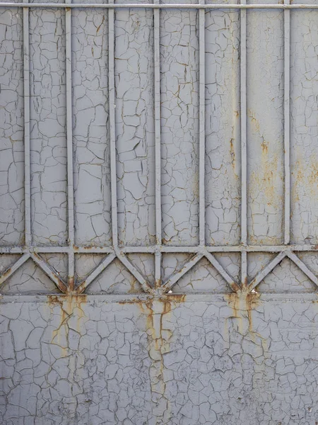 Gris Vieux Peint Fissuré Métal Soudé Clôture Avec Des Bandes — Photo