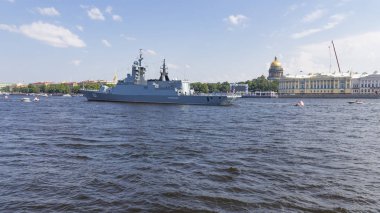St. Petersburg - 12 Ağustos 2018: büyük bir Anti-denizaltı gemi Soprovidelny resmi geçit onuruna St. Isaac Katedrali zemin karşı donanmasının günün 12 Ağustos 2018, St. Petersburg, Rusya Federasyonu