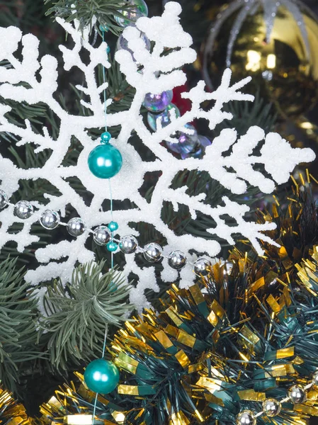 人工ホワイト ゴールド見掛け倒しのクリスマス ツリーを飾るためにスノーフレークと青とシルバーの光沢のあるビーズ — ストック写真