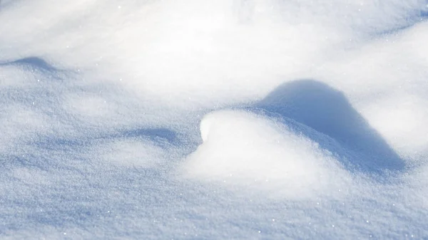 Wit Glanzend Pluizig Sneeuw Ligt Een Heuvel Grond Buiten Koude — Stockfoto