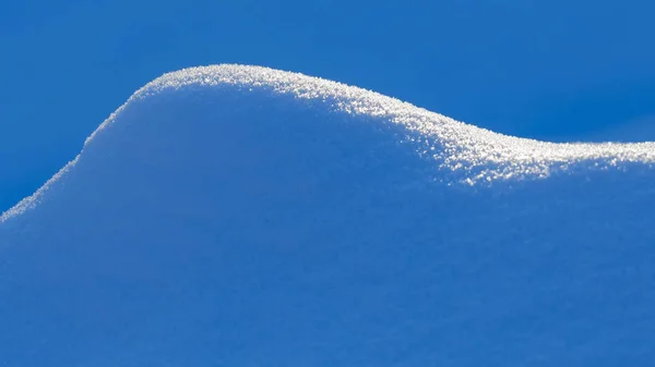 白色美丽的闪亮蓬松的雪躺在外面的地面上的一座小山在寒冷的冬天 — 图库照片