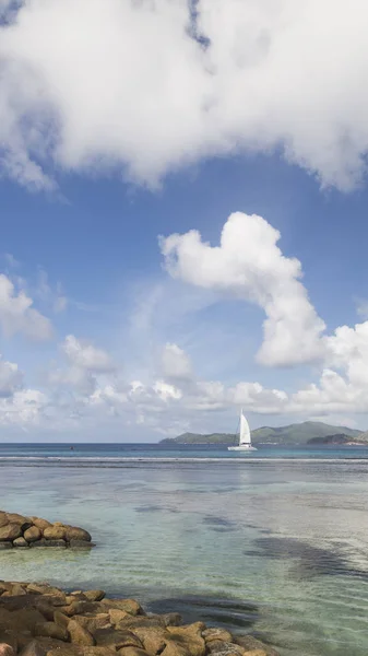 Beautiful seascape with yacht, Seychelles — Stock Photo, Image